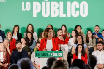 María Jesús Montero, candidata del PSOE, llama a la movilización y defiende los servicios públicos en el mitin de apertura en Granada