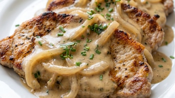 Receta de bife de cerdo con crema de cebolla, rápida y fácil