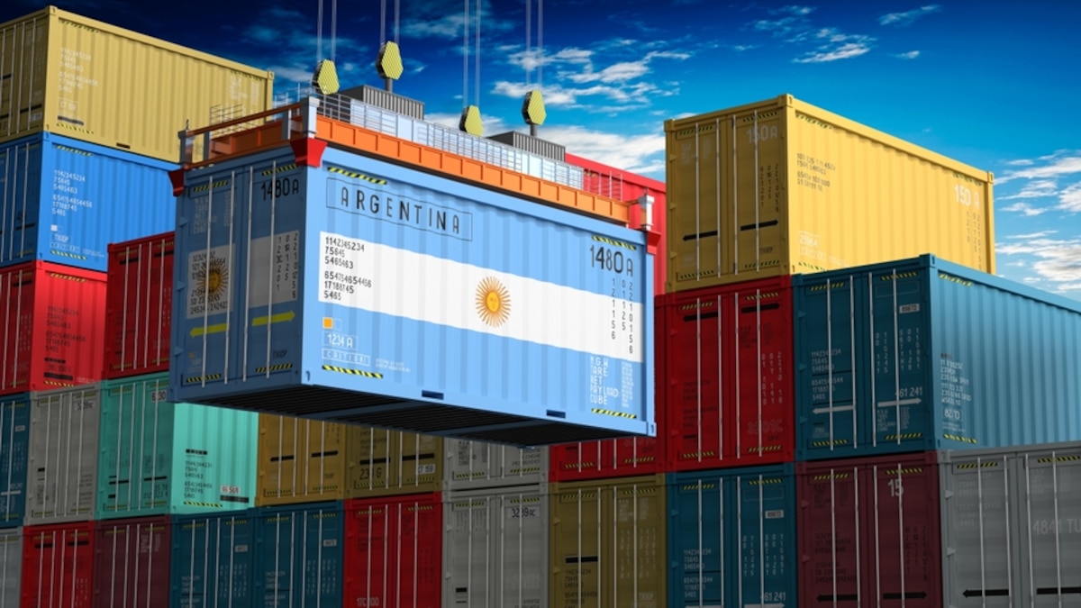 Contenedores en puerto y gráficos de comercio exterior