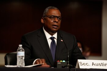 El secretario de Defensa Lloyd