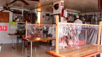 Algunos restaurantes de comida rápida han improvisado separadores con plásticos para mantener la distancia entre sus clientes (Foto: Cuartoscuro)