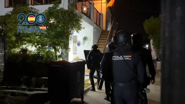 Agentes de la Policía Nacional acceden a un inmueble durante el desmantelamiento de una organización dedicada al tráfico internacional de hachís. (Policía Nacional)