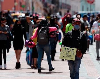 Un vendedor recorre las calles con un cartel que dice "Micas de vidrio" en Quito (Ecuador)
EFE/ José Jácome/Archivo