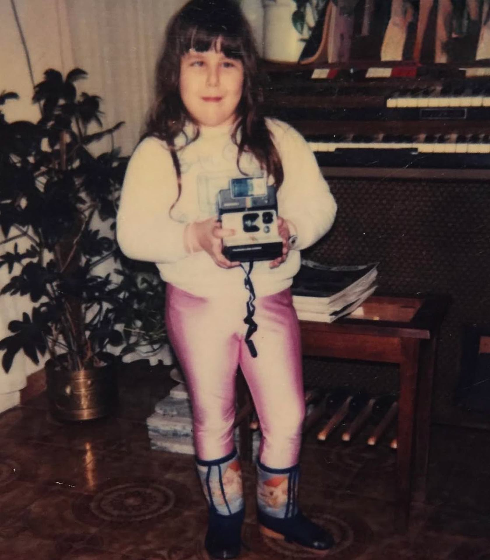 Malena, con una cámara de fotos instantáneas