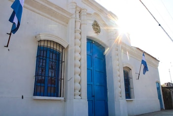 Construyó una réplica de la Casa de Tucumán por amor a su mujer: está menos de dos horas de CABA y esconde una historia fascinante