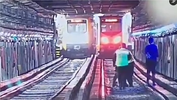 Retiran a sujeto que ingresó a las vías de la Línea 1 del Metro CDMX, entre Sevilla y Chapultepec
