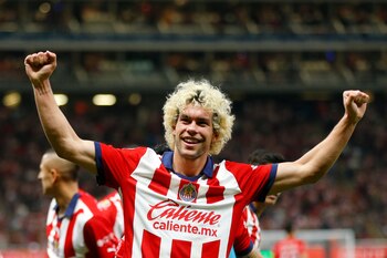 Cade Cowell del Guadalajara celebra