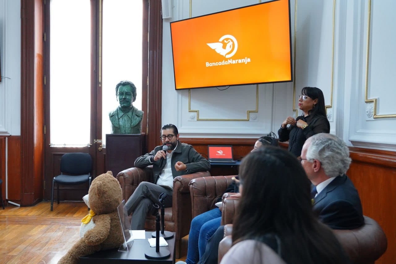 Especialistas, pacientes y legisladores en el conversatorio sobre cáncer infantil y derecho al cuidado. (Foto: Especial)