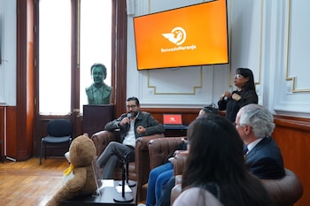 Especialistas, pacientes y legisladores en el conversatorio sobre cáncer infantil y derecho al cuidado. (Foto: Especial)