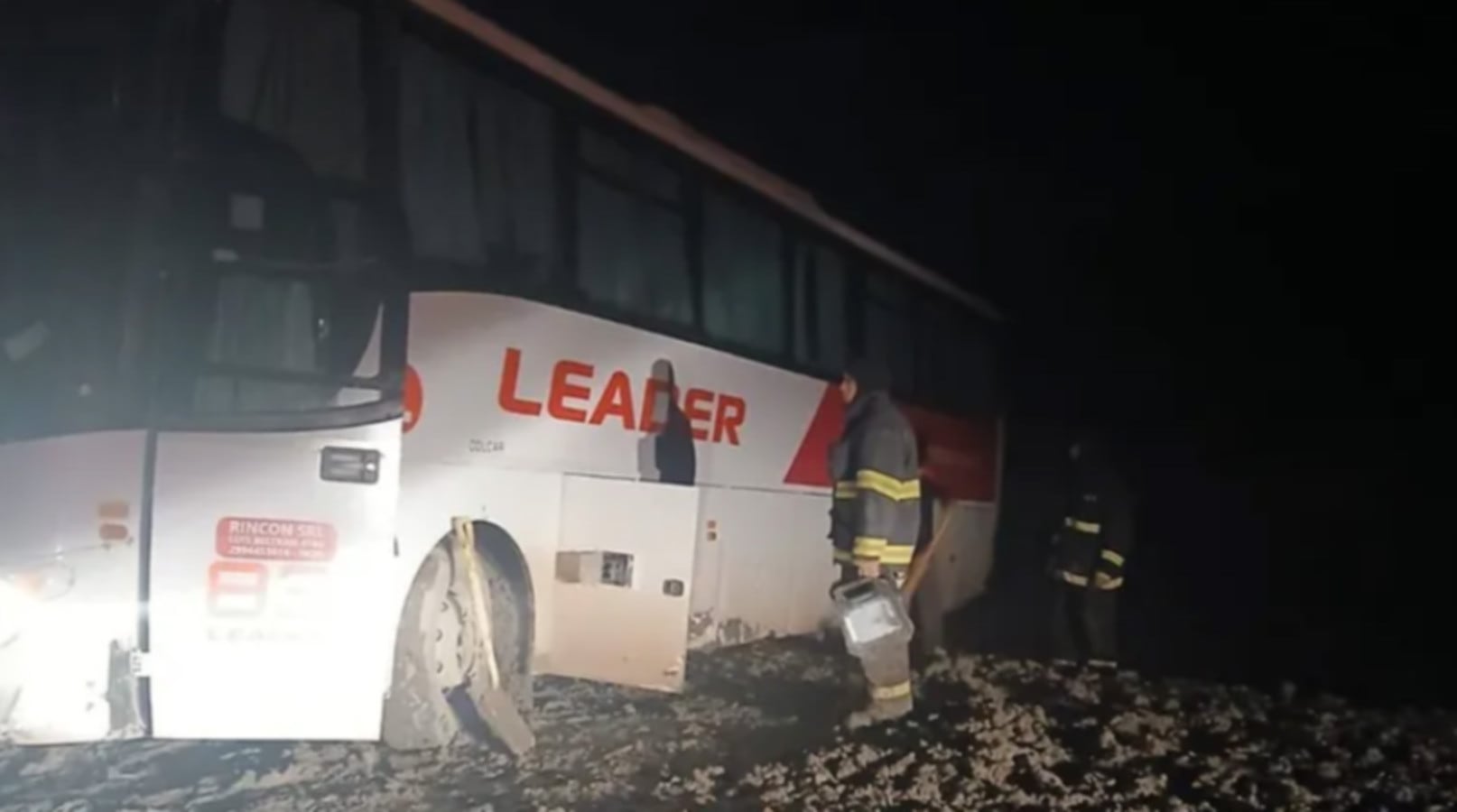 Personal de rescate trabaja para evacuar a los pasajeros de un colectivo de la empresa Leader que quedó
