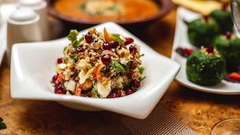 Ensalada veraniega con granada, nueces y pollo: una receta diferente para sorprender a tus invitados estas vacaciones