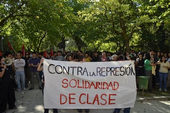 Cientos de personas se manifiestan contra las cargas policiales en la Complutense. (CJS)