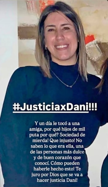 Fotografía de una mujer con suéter azul oscuro acompañada de un texto en letras blancas con la inscripción JusticiaxDani