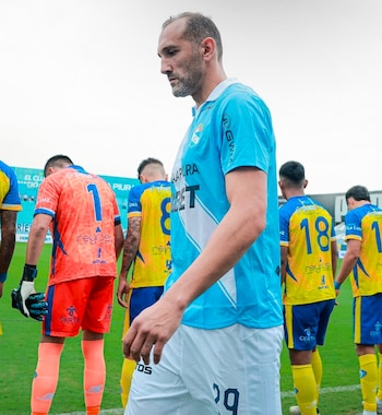 Hernán Barcos saltó a la cancha del estadio Alberto Gallardo en compañía de su hijo.