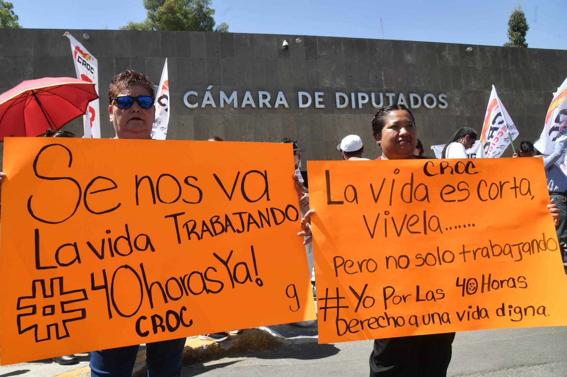 Activistas por las 40 horas durante la marcha conmemorativa del 1 de mayo, a las afueras de la Cámara de Diputados. (Cuartoscuro)