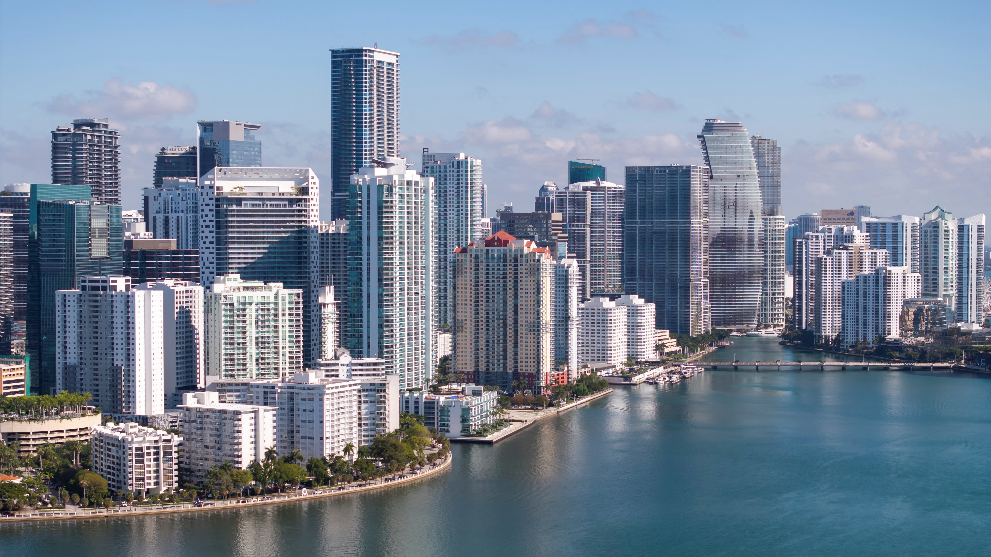 El acceso a una vivienda adecuada permanece inviable para muchos hispanos en Los Ángeles y Miami, pese a los recientes ajustes a la baja en los precios de alquiler en Miami (REUTERS/Marco Bello)