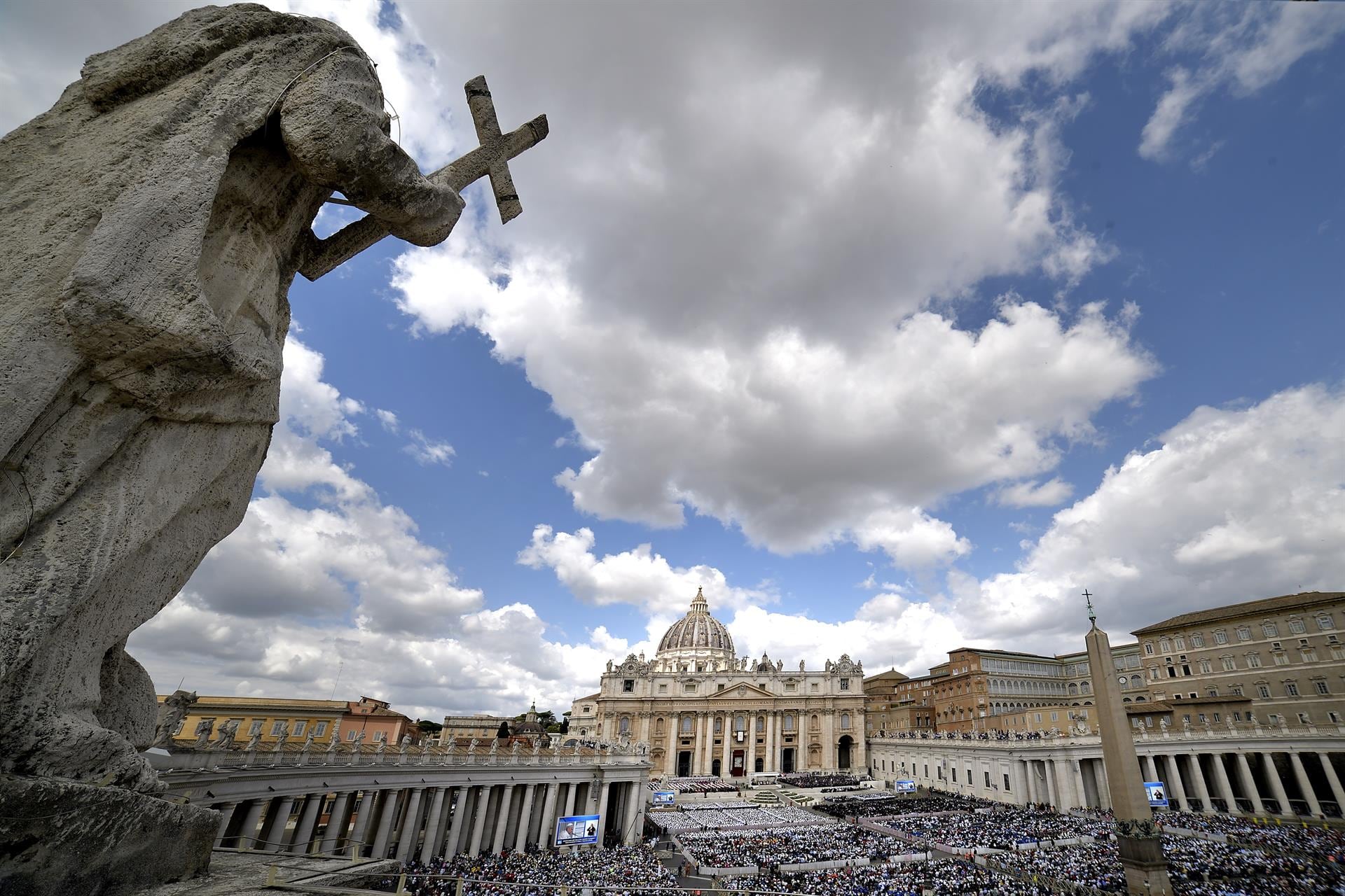 La Iglesia Católica define el dogma como una verdad revelada por Dios, obligatoria para todos los fieles y proclamada con autoridad eclesial
