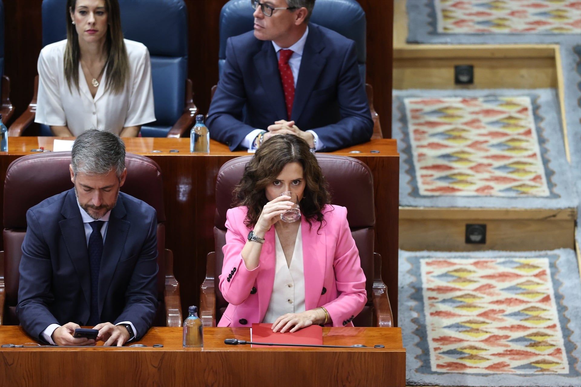 La presidenta de la Comunidad de Madrid, Isabel Díaz Ayuso, y el consejero de la Presidencia, Miguel Ángel García Martín, durante el debate sobre el Estado de la Región en la Asamblea de Madrid (Alejandro Martínez Vélez / Europa Press)