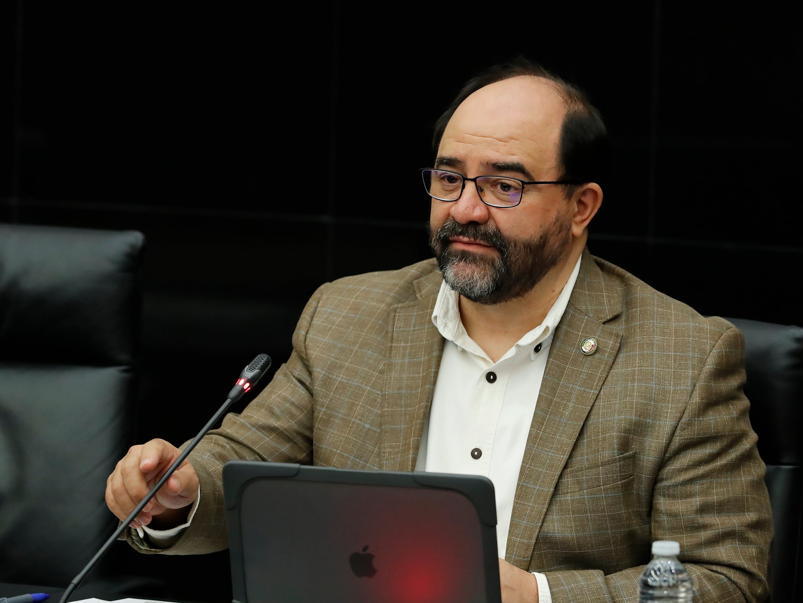 El representante de Partido Somos, Emilio Álvarez Icaza expresó su rechazó a la nueva decisión del consejo general del INE. EFE/Mario Guzmán