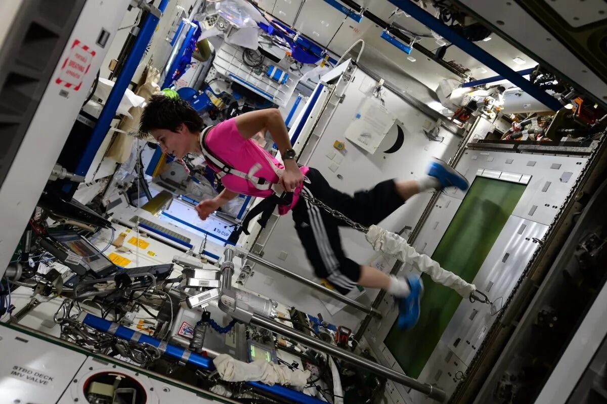 La astronauta Samantha Cristoforetti se ejercita en una cinta de correr dentro de un módulo de la Estación Espacial Internacional. (NASA)