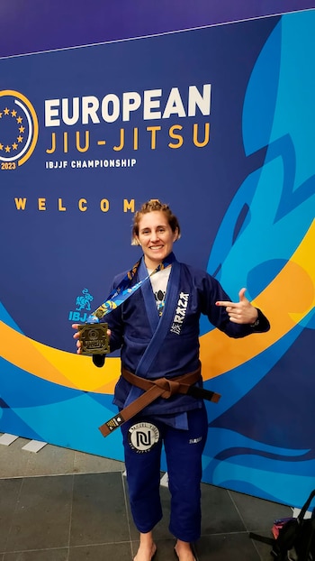 Mostrando el flamante bronce obtenido