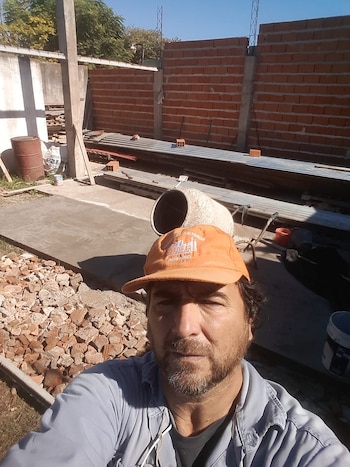 Construyó una réplica de la Casa de Tucumán por amor a su mujer: está menos de dos horas de CABA y esconde una historia fascinante