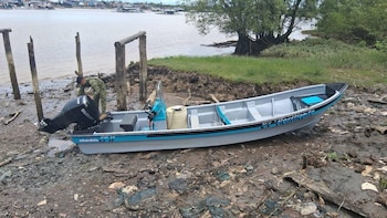 El operativo fluvial permitió decomisar proveedores para pistola, munición, una lancha de fibra de vidrio y una antena satelital - crédito prensa Fuerzas Militares