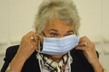 Imagen de archivo. La secretaria de Gobernación de México, Olga Sánchez Cordero, se pone una máscara protectora durante una conferencia de prensa para anunciar el lanzamiento de una web para el registro de personas desaparecidas en el país en Ciudad de México. 13 de julio de 2020. REUTERS / Eyepix / Sipa USA / NO USAR EN REINO UNIDO NI ALEMANIA