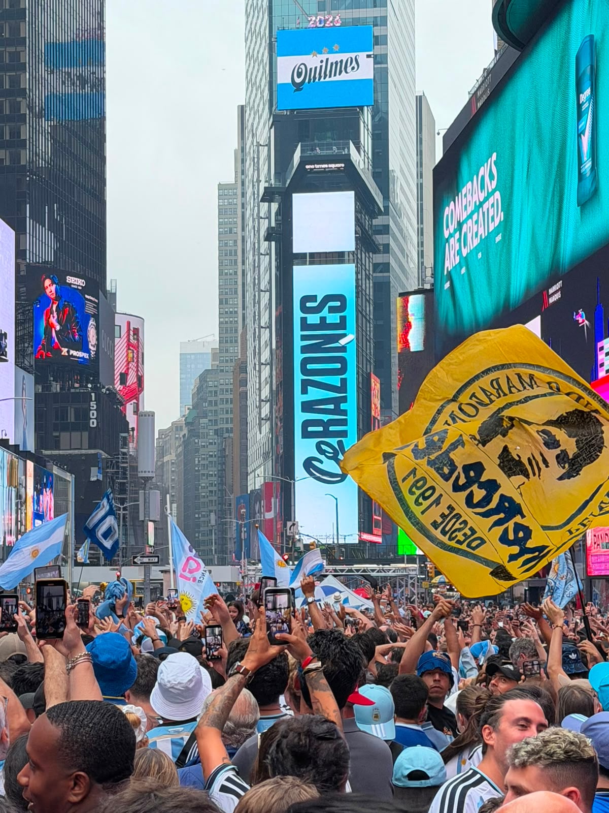 Más de 5.000 hinchas alentaron a la Albiceleste en el banderazo (Crédito: Infobae)
