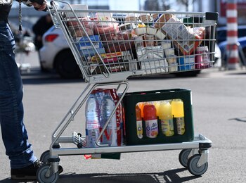 Un carrito de compras con