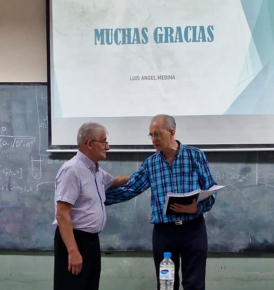 Las felicitaciones de un profesor, el día de su graduación como ingeniero civil