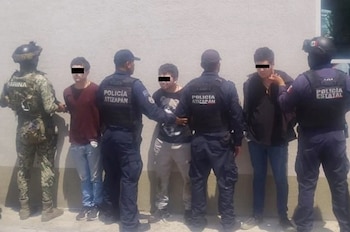 Los tres individuos fueron detenidos por su probable participación en delitos de extorsión y contra la salud. (X @elmitoteromx)