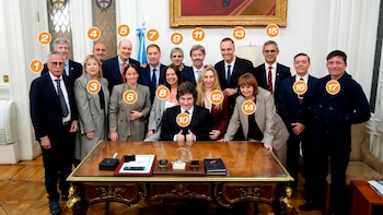La foto del gabinete y el video con música de Rocky que difundió Presidencia: uno por uno, quiénes fueron a respaldar a Adorni al Congreso
