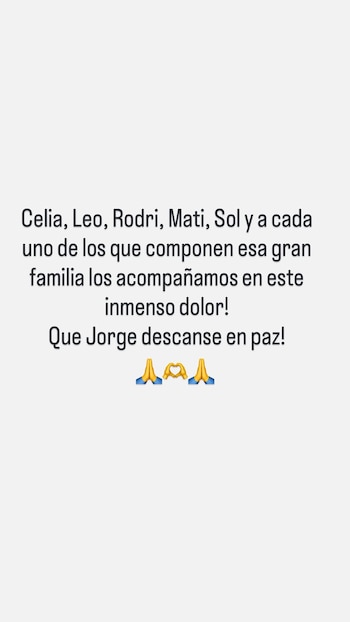 Mensaje de texto en pantalla con condolencias. Menciona nombres y 'Que Jorge descanse en paz!'. Abajo, dos manos rezando y un corazón con manos como emojis