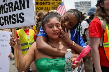 Daisy Morán, a la izquierda,