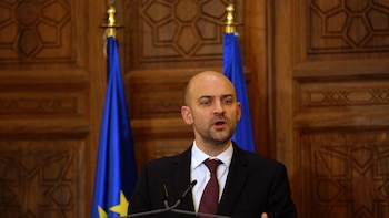 150 exministros y diplomáticos piden