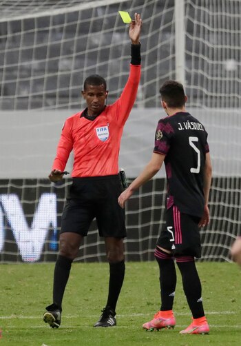 El árbitro Daneon Parchment amonestó