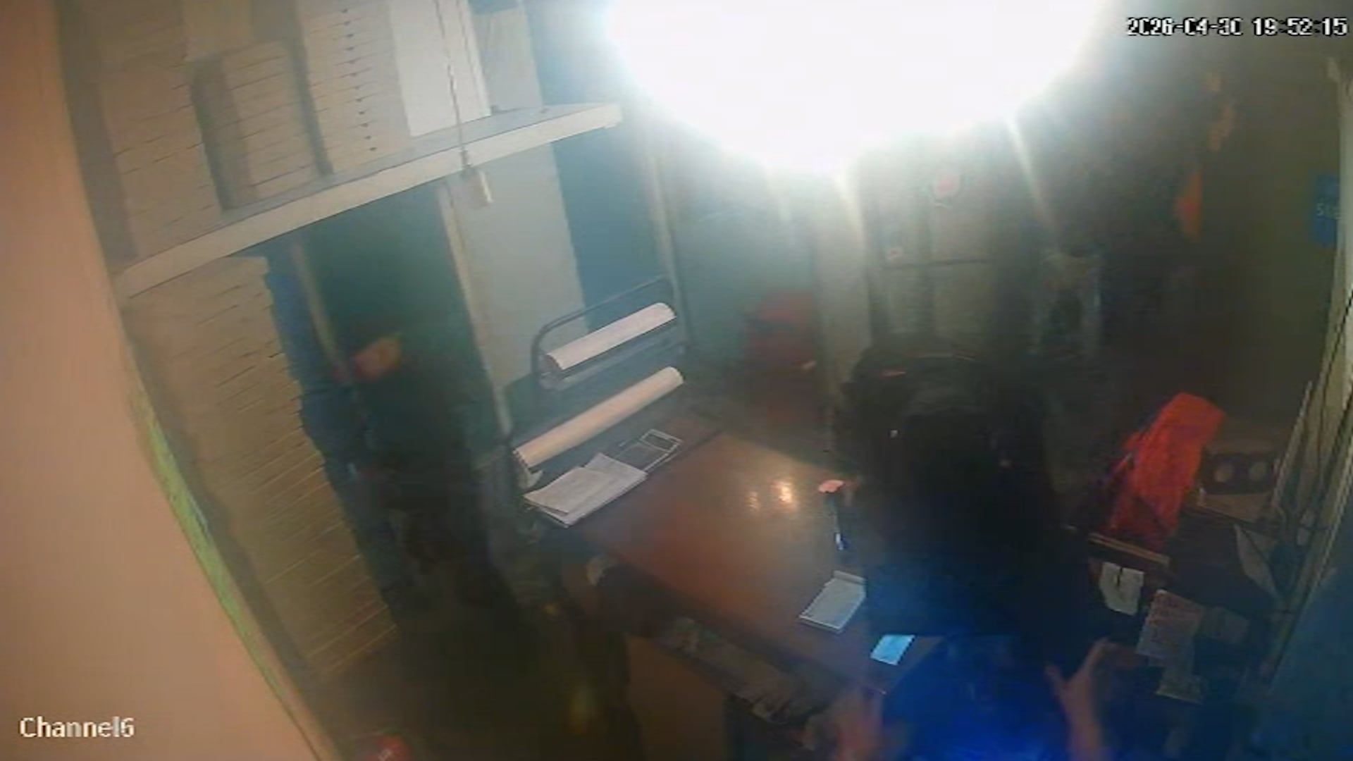Una vez dentro del local, atacaron a los parrilleros y les robaron sus teléfonos celulares.