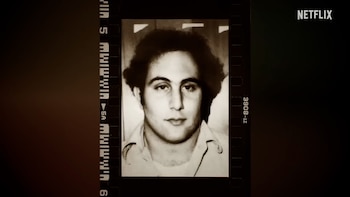 Retrato en blanco y negro de un hombre joven. Bordes de película con perforaciones y números. Logotipo de Netflix en esquina superior derecha