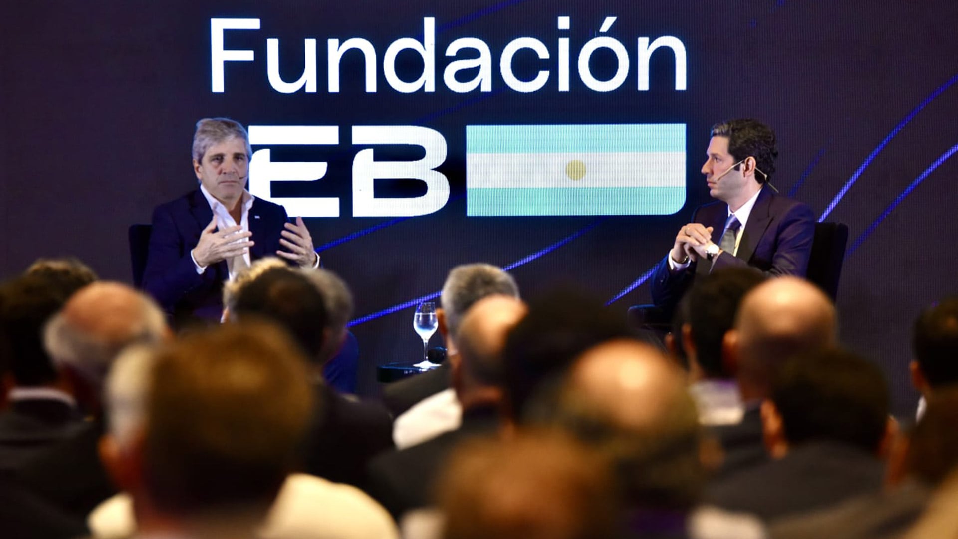 El ministro de Economía, Luis Caputo se prepara para la licitación del bono en dólares del miércoles