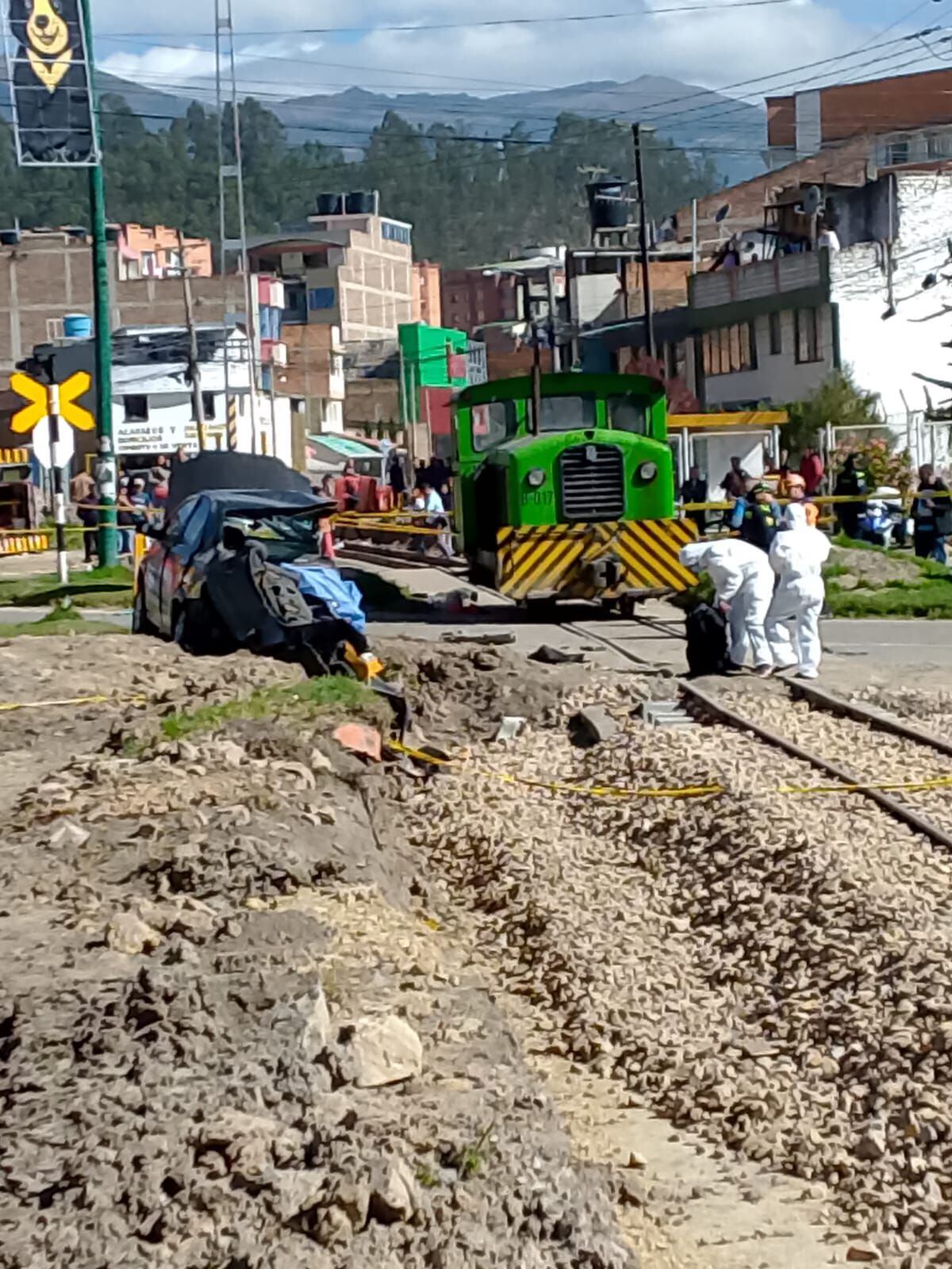 Los hechos, que ocurrieron en horas de la mañana del 17 de enero de 2026, tuvieron como objeto principal a una locomotora, que circulaba sin carga, perdió el control e impactó contra un Aveo negro con tres ocupantes - crédito Facebook
