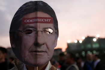 La denuncia sostiene que Néstor Humberto Martínez diseñó un esquema jurídico que permitió a Odebrecht eludir impuestos y acceder a contratos públicos sin licitación - crédito Luisa Gonzalez / Reuters