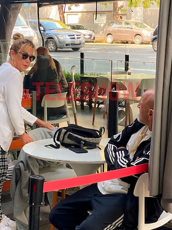 Polémica en el bar, 60