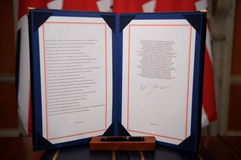 El documento firmado por Johnson