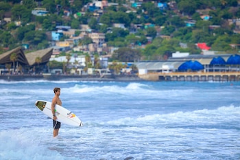 La estrategia Surf City incluye infraestructura, talento humano y fortalecimiento del tejido social comunitario mediante programas como GastroLab y cursos de idiomas. (Foto: Ministerio de Turismo)