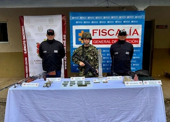 El depósito de armas de guerra fue hallado en barriles plásticos y en medio de maleza vegetal - crédito Ejército Nacional