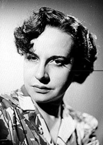 Retrato en blanco y negro de una mujer con cabello rizado corto y camisa estampada con cuello. La mujer mira fijamente al frente con una expresión seria
