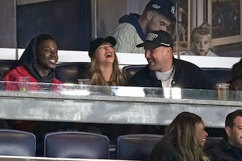 La pareja, junto al comediante Jerrod Carmichael, compartió un palco en el estadio de los Yankees. (AP/Seth Wenig)