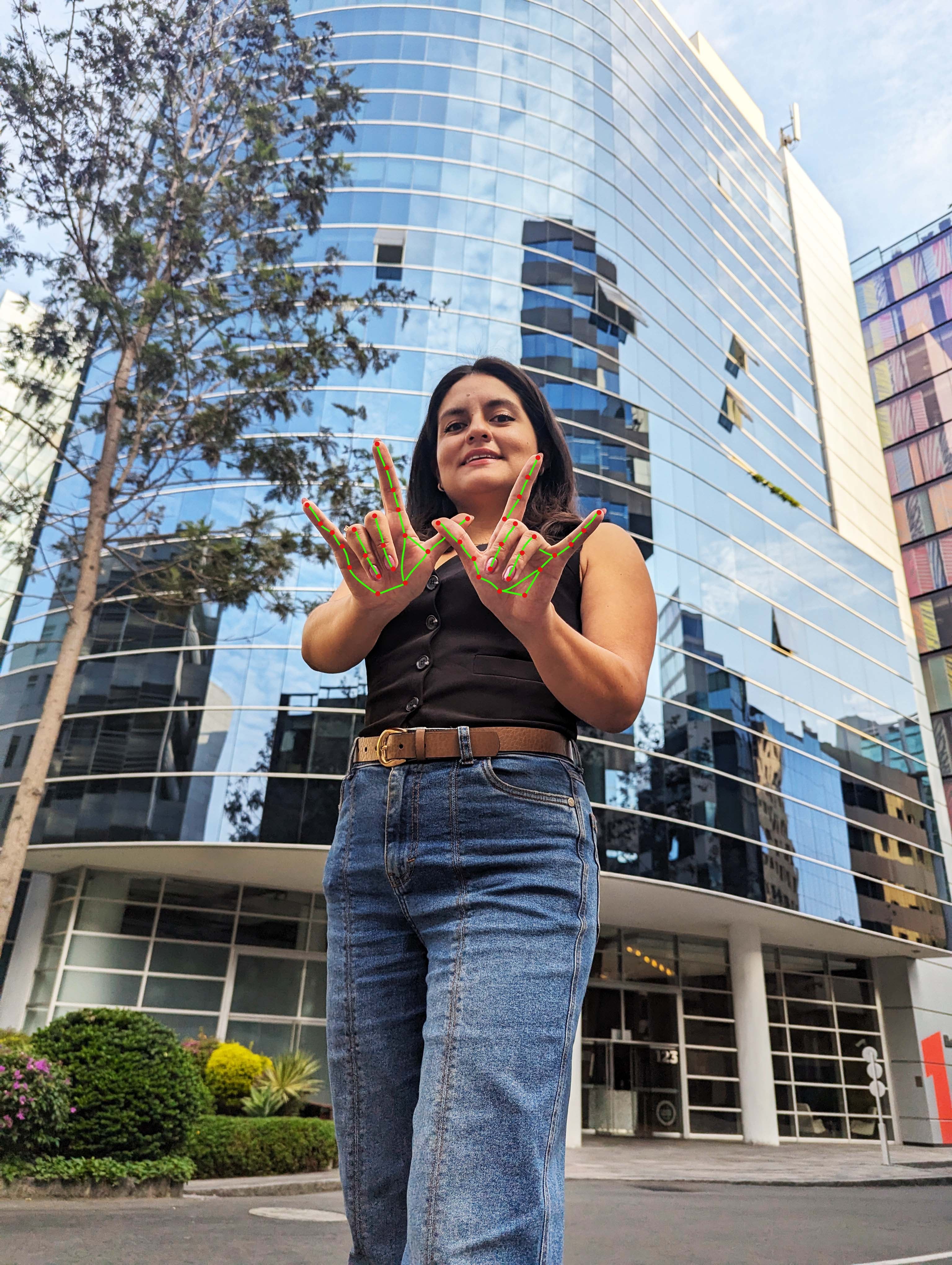 Giannina Honorio Heredia posa frente a un edificio con un trazado gráfico de reconocimiento de gestos para la plataforma INCLUEDU. (Foto: INCLUEDU)