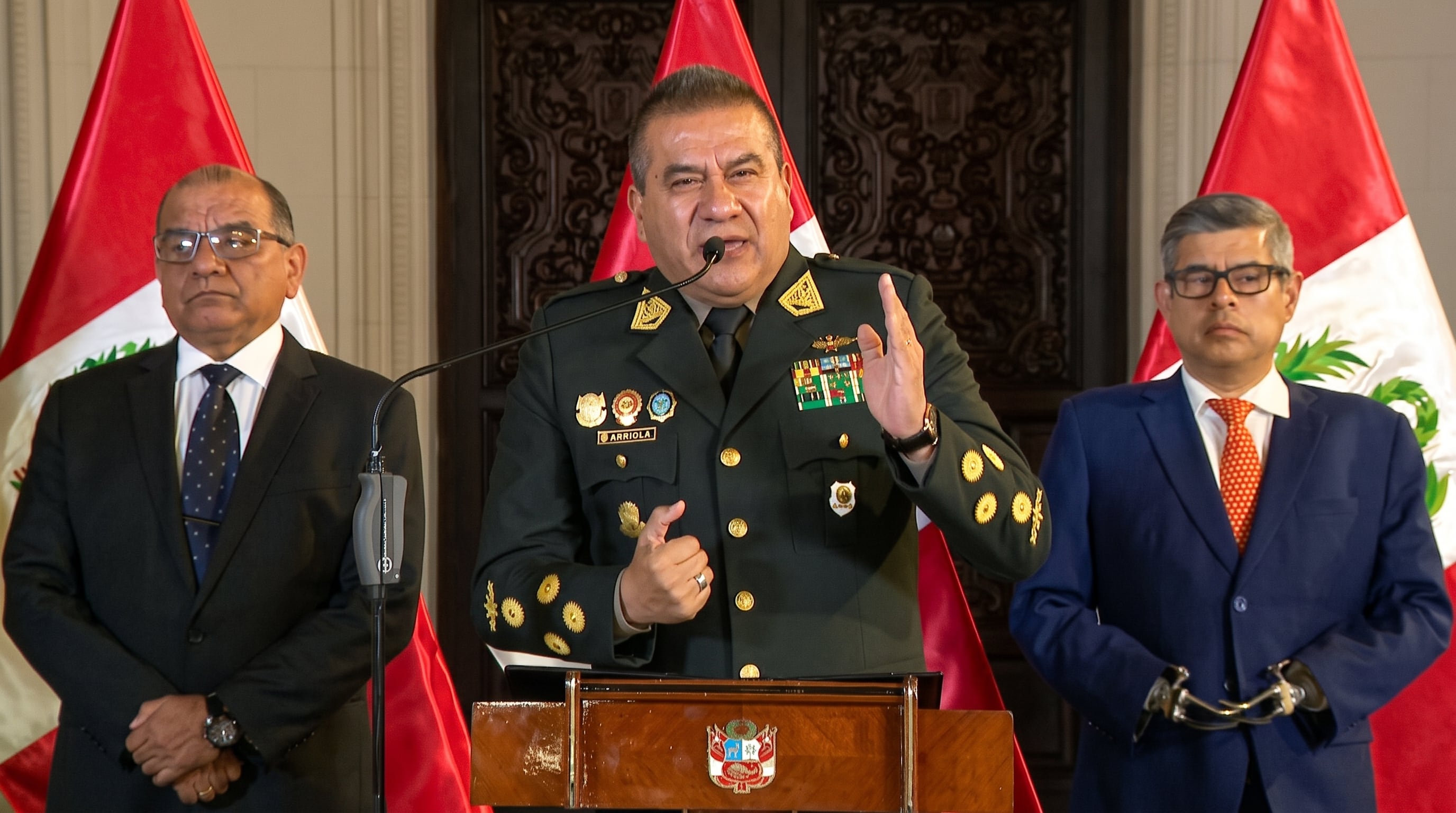 Óscar Arriola seguirá como jefe de la PNP una semana más: El martes 15 será pasado al retiro